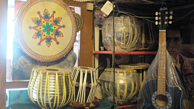 2 - Sohail's brother decorates duffs and sarangis with colorful patterns