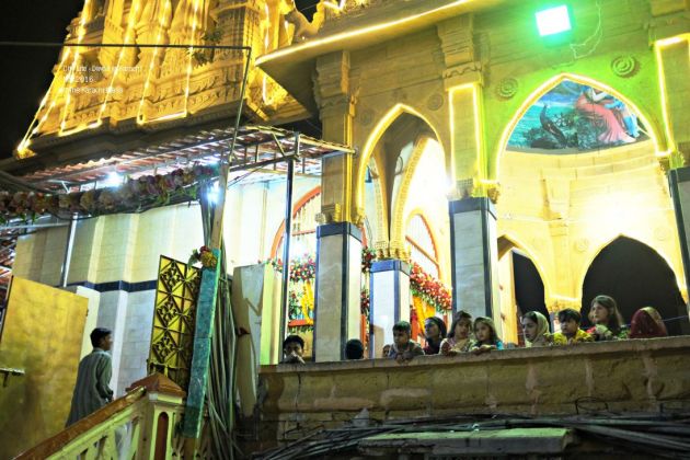 2-kids-look-at-the-fireworks-from-the-main-temple