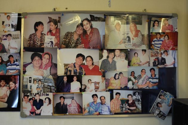 guddus-photos-presenting-his-collection-to-various-artists